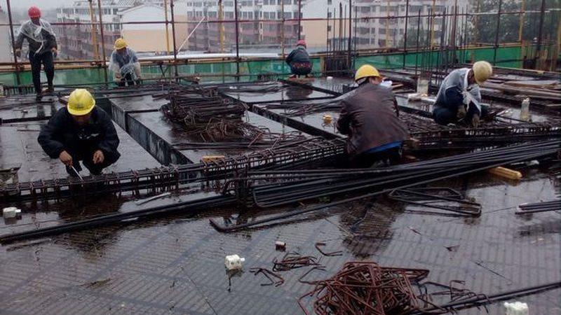 建筑施工总承包合同范本解析：北京地区常见条款与注意事项
